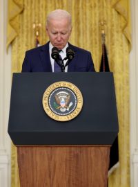 Prezident Joe Biden během ticha za oběti výbuchu v Kábulu