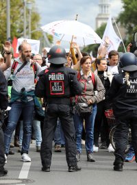 Proti covidovým opatřením se demonstrovalo v Berlíně