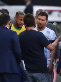 Brazilec Neymar (ve žlutém dresu) a Argentinec Lionel Messi (v bílomodrém dresu) debatují na hřišti během přerušeného utkání.