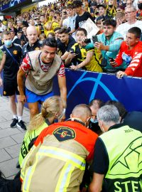 Ronaldo se přišel ujisti, že je žena po zásahu míčem v pořádku