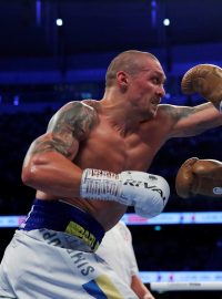 Boxeři Oleksandr Usyk a Anthony Joshua