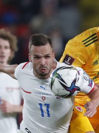 Filip Novák v souboji s Aaronem Ramseyem