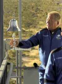 Na palubě kosmické lodi New Shepard společnosti Blue Origin zakladatele Amazonu Jeffa Bezose se do vesmíru podíval herec William Shatner, který hrál kapitána Kirka (úplně vlevo)