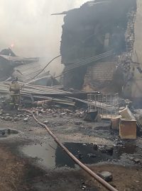 Až 16 lidí v pátek zřejmě přišlo o život a deset dalších utrpělo zranění při explozi a následném požáru ve výrobně střelného prachu na jihu evropské části Ruska