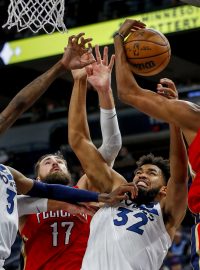 Basketbalisté New Orleans se na čtvrtý pokus dočkali prvního vítězství v novém ročníku NBA. I bez stále zraněné hvězdy Ziona Williamsona vyhráli na hřišti Minnesoty 107:98