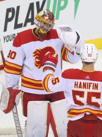 Daniel Vladař a Noah Hanifin z Calgary