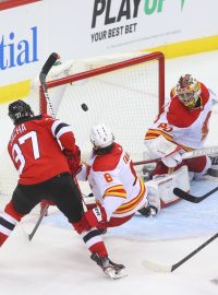 Útočník Pavel Zacha (vlevo s číslem 37) dává gól českému brankáři Calgary Danielu Vladařovi. Flames ale vyhráli