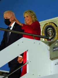 Prezident Joe Biden se svou ženou Jill přistáli v Římě