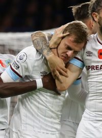 Matěj Vydra slaví gól proti Chelsea.