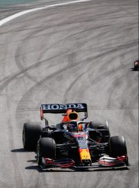 Souboj mezi Lewisem Hamiltonem v Mercedesu a Maxem Verstappenem v Red Bullu