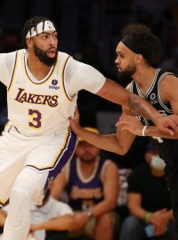 Derrick White ze San Antonia brání Anthonyho Davise z Los Angeles Lakers