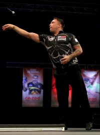 Šipkař Gerwyn Price v utkání s Peterem Wrightem