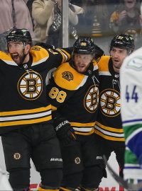 David Pastrňák (88) slaví gól se spoluhráči z Bostonu