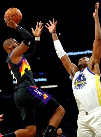 Chris Paul z Phoenixu a Kevon Looney z Golden State