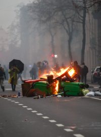 Protestující na policisty házeli předměty a na místě odpalovali pyrotechniku, na což policie reagovala nasazením vodních děl a slzného plynu