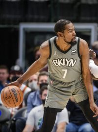 Kevin Durant z Brooklynu proti Timu Hardawayovi Jr. z Dallasu