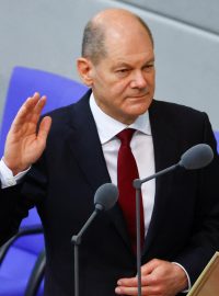 Slib Scholz stvrdil svým podpisem pod základní zákon. Scholz se tak oficiálně stal novým německým kancléřem.