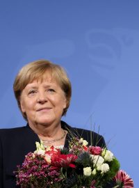 Angela Merkelová na slavnostním ceremoniálu předala kancléřství svému nástupci Olafu Scholzovi.