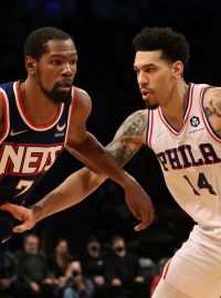 Danny Green z Philadelphie brání Kevina Duranta z Brooklynu