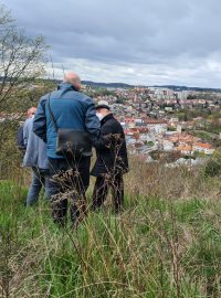 „Je odsud vidět na kostel i na zámek. A tak tady sním o tom, že by tu mohla být kaple,“ popsal místo biskup