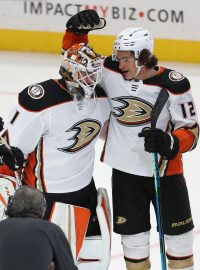 Brankář Lukáš Dostál slaví svou premiérovou výhru v NHL