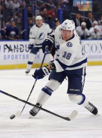 Hokejový útočník Ondřej Palát (s číslem 18) přispěl v NHL za asistence Jana Rutty gólem k výhře Tampy Bay 6:1