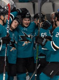 Meier, Hertl, Balcers, Karlsson a Megna se radují z gólu proti Los Angeles Kings