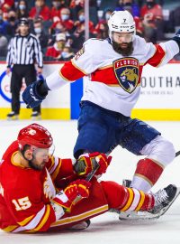 Český obránce Floridy Radko Gudas po střetu s pravým křídlem Calgary Bradem Richardsonem