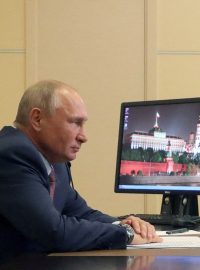 Ruský prezident Vladimir Putin při videohovoru se svým francouzským protějškem Emmanuelem Macronem