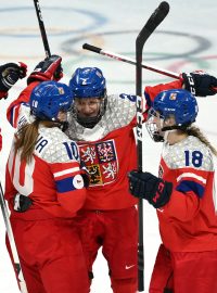 České hokejistky slaví gól na olympijských hrách