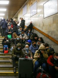 Lidé se schovávají od ruského vpádu na Ukrajinu v Kyjevském metru