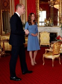 Britský princ William a Catherine, vévodkyně z Cambridge s ukrajinským prezidentem Volodymyrem Zelenským a jeho manželkou Olenou při audienci v Buckinghamském paláci v Londýně 7. října 2020