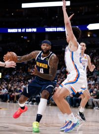 DeMarcus Cousins bráněný hráči Oklahomy Thunder Isaiahem Robym a Vítem Krejčím