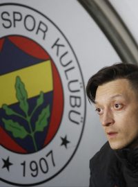 Mesut Özil na lavičce Fenerbahce