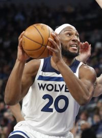 Útočník Minnesoty Josh Okogie a bránící Vít Krejčí z Oklahomy