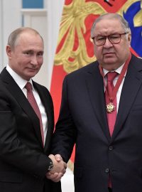 Ališer Usmanov (vpravo) s Vladimirem Putinem v listopadu 2018