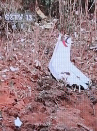 „Na místě byly nalezeny trosky letadla, ale doposud se nepodařilo najít nikoho z lidí na palubě, s nimiž byl ztracen kontakt,“ uvedla v úterý ráno televize CCTV po více než 18 hodinách od havárie