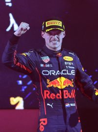 Nizozemský jezdec Max Verstappen slaví vítězství v Džiddě