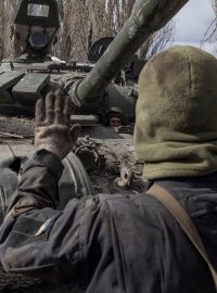 Ukrajinští vojáci opravují opuštěný ruský tank nedaleko Kyjeva