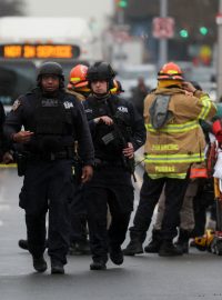 Policisté a hasiči u newyorského metra, kde došlo ke střelbě, nebo explozi a několik lidí bylo zraněno