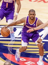 Chris Paul (vlevo) ohromuje NBA i v 36 letech