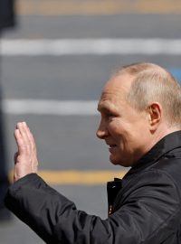 Vladimir Putin a Sergej Šojgu na vojenské přehlídce 9. května 2022