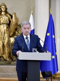 Finský prezident Sauli Niinistö a premiérka Sanna Marinová oznámili, že Finsko podá žádost o vstup do NATO