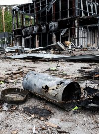 Kus ruské rakety Grad před čerpací stanicí zničenou ruskou armádou