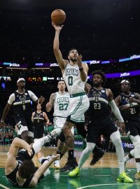 Jayson Tatum střílí v sedmém zápasu proti Milwaukee