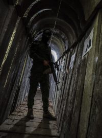Palestinský bojovník ve vojenském tunelu