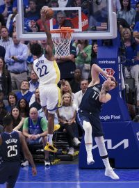 Andrew Wiggins z Golden State smečuje přes Luku Dončiće z Dallasu