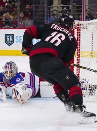 Vincent Trocheck skóruje proti New York Rangers
