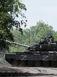 Tank ruských sil ve městě Popasna v Luhanské oblasti na východě Ukrajiny