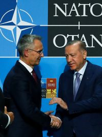 Turecký prezident Recep Tayyip Erdoğan, finský prezident Sauli Niinistö, generální tajemník NATO Jens Stoltenberg, turecký ministr zahraničí Mevlüt Çavuşoğlu a finský ministr zahraničí Pekka Haavisto na summitu NATO v Madridu